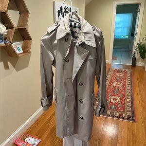 Burberry women’s size 10 signature trench coat. Good condition.